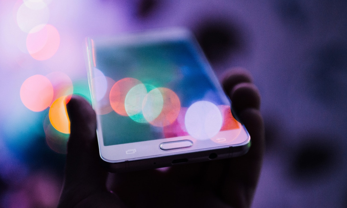 Zwischen Orten, Zeiten und Bildschirmen: Wie Smartphones Geflüchteten helfen, ihre Welt zusammenzuhalten