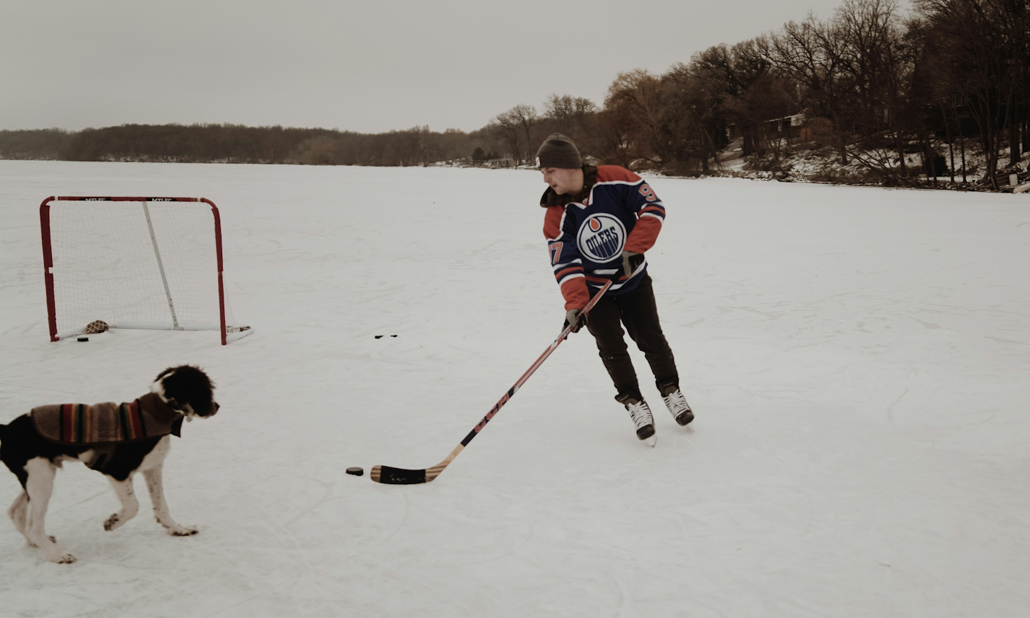A lesson on ice: hockey, asymmetry, and the paradox of Canadian unity