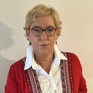 Professor Petra Roter