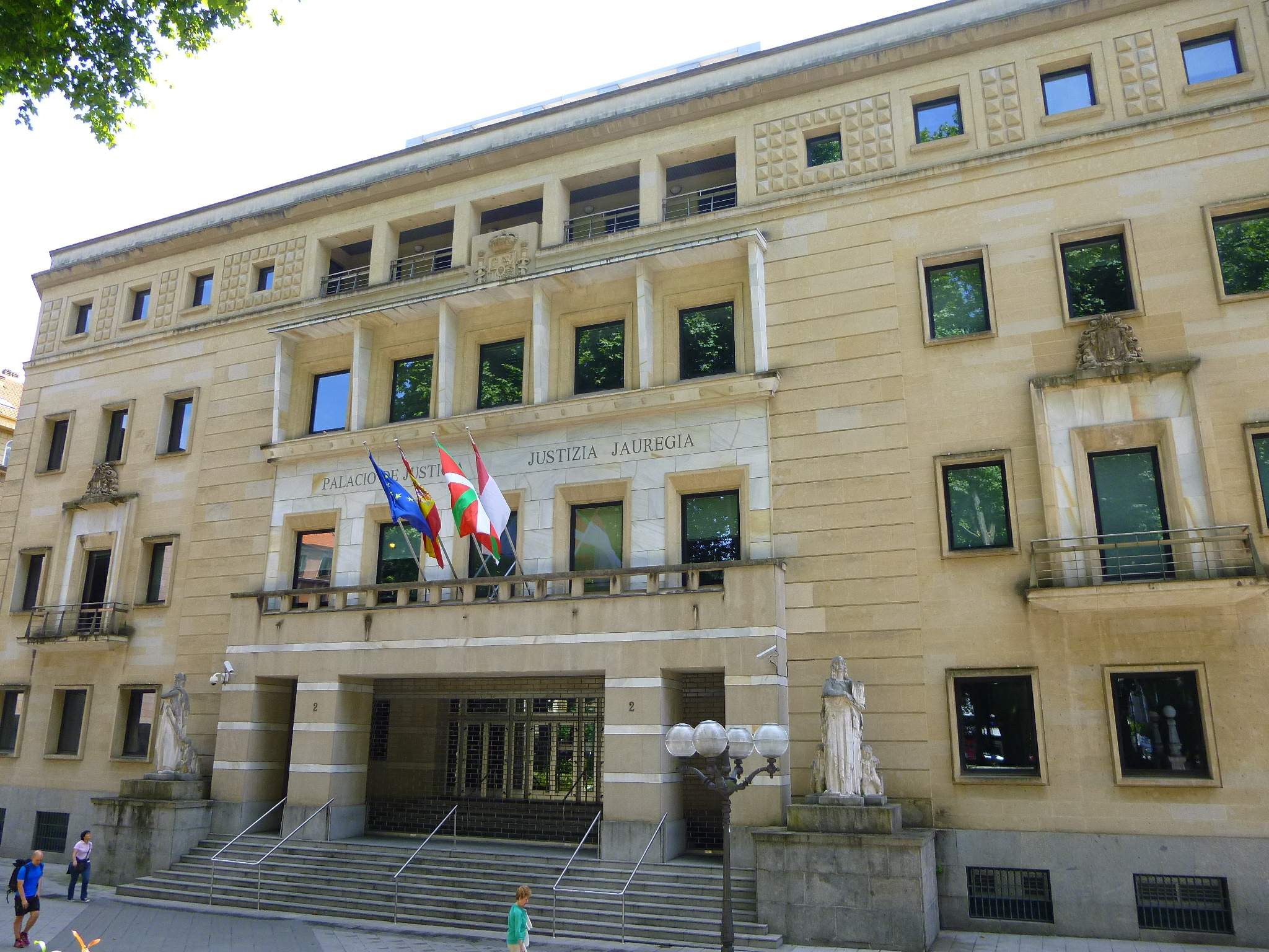 Language policy success under judicial pressure: lessons from the ...