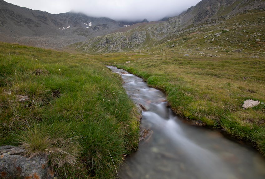 Was passiert mit den Wasserquellen im Gebirge, wenn Gletscher und Permafrost tauen?