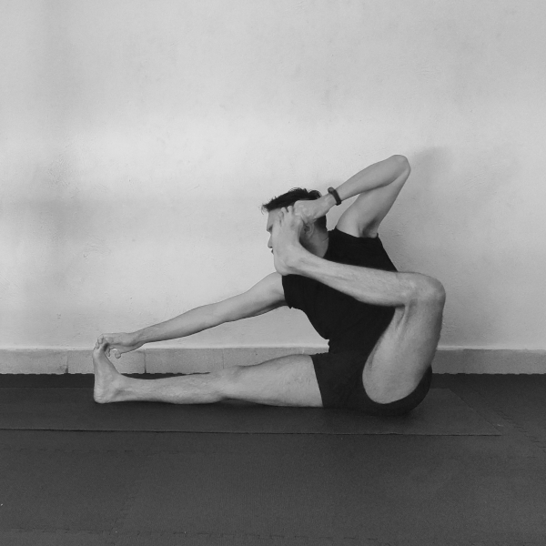 akarna-dhanurasana