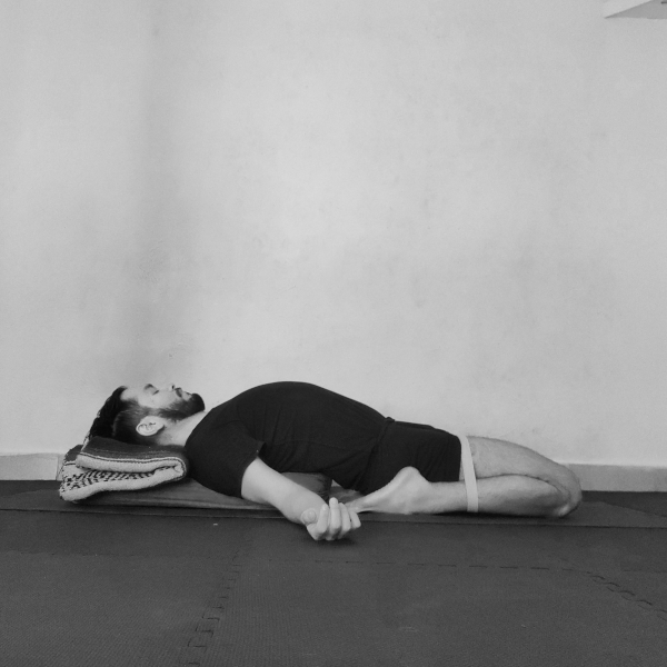 supta-virasana-bolster