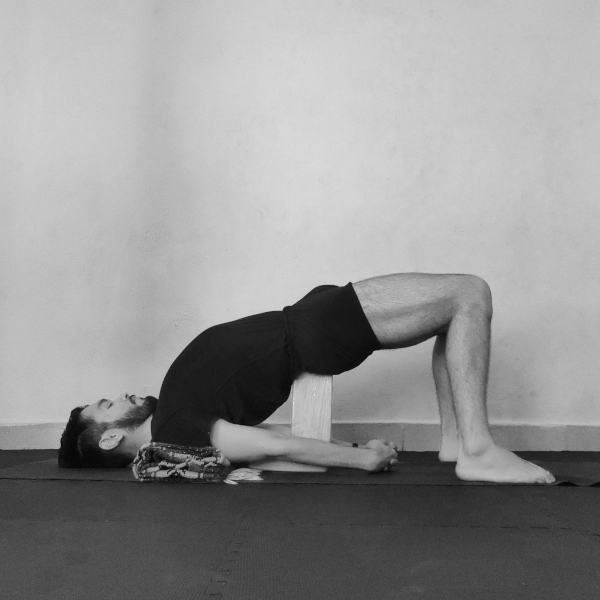 setu-bandha-sarvangasana-ladrillo