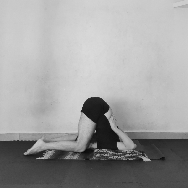 karnapidasana