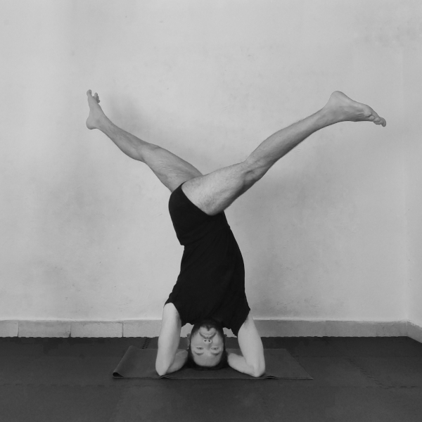 parivrtta-eka-pada-sirsasana