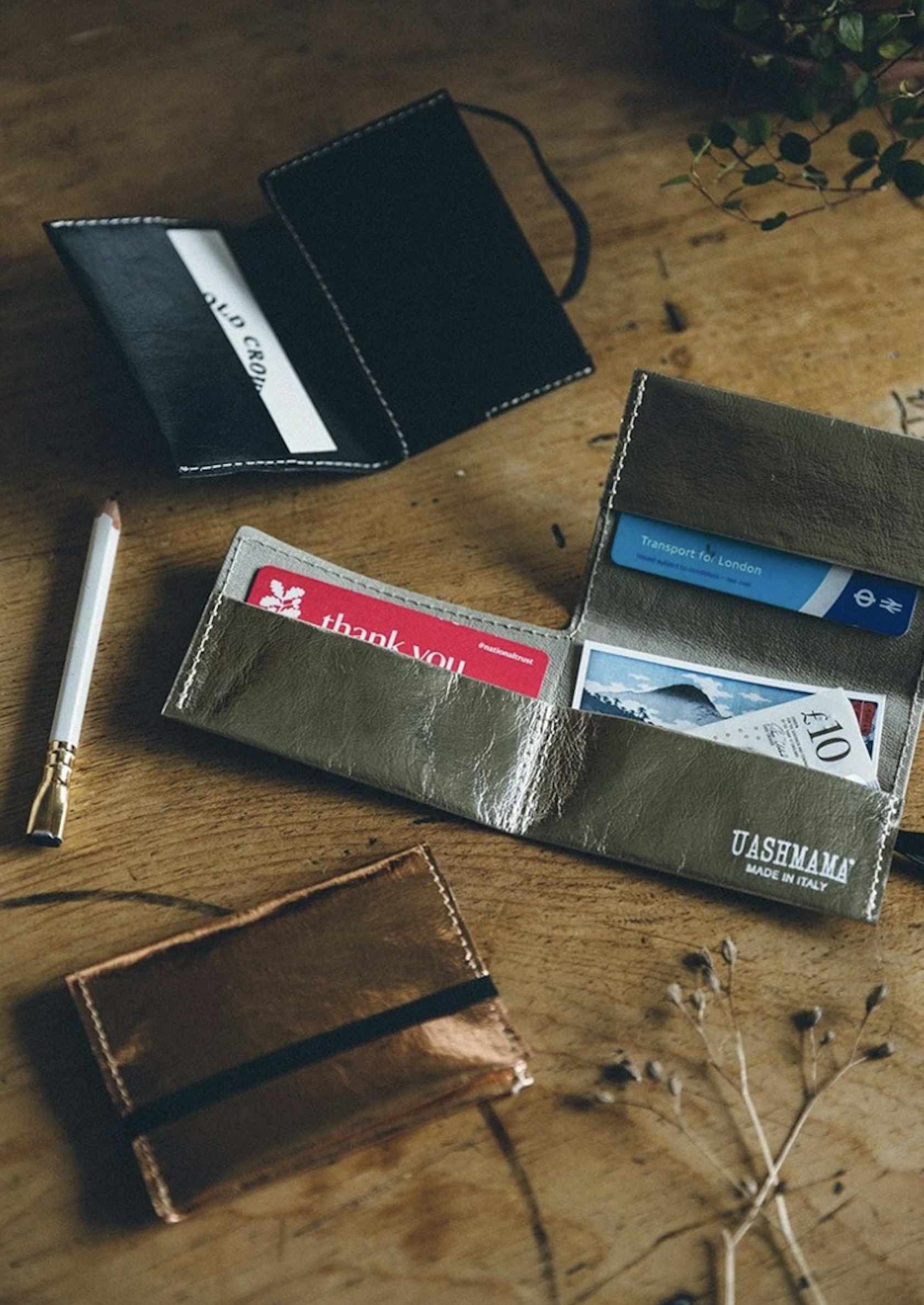 https://www.datocms-assets.com/3179/1585566540-uashmama-card-holder-metallic-metallic-platinum.png