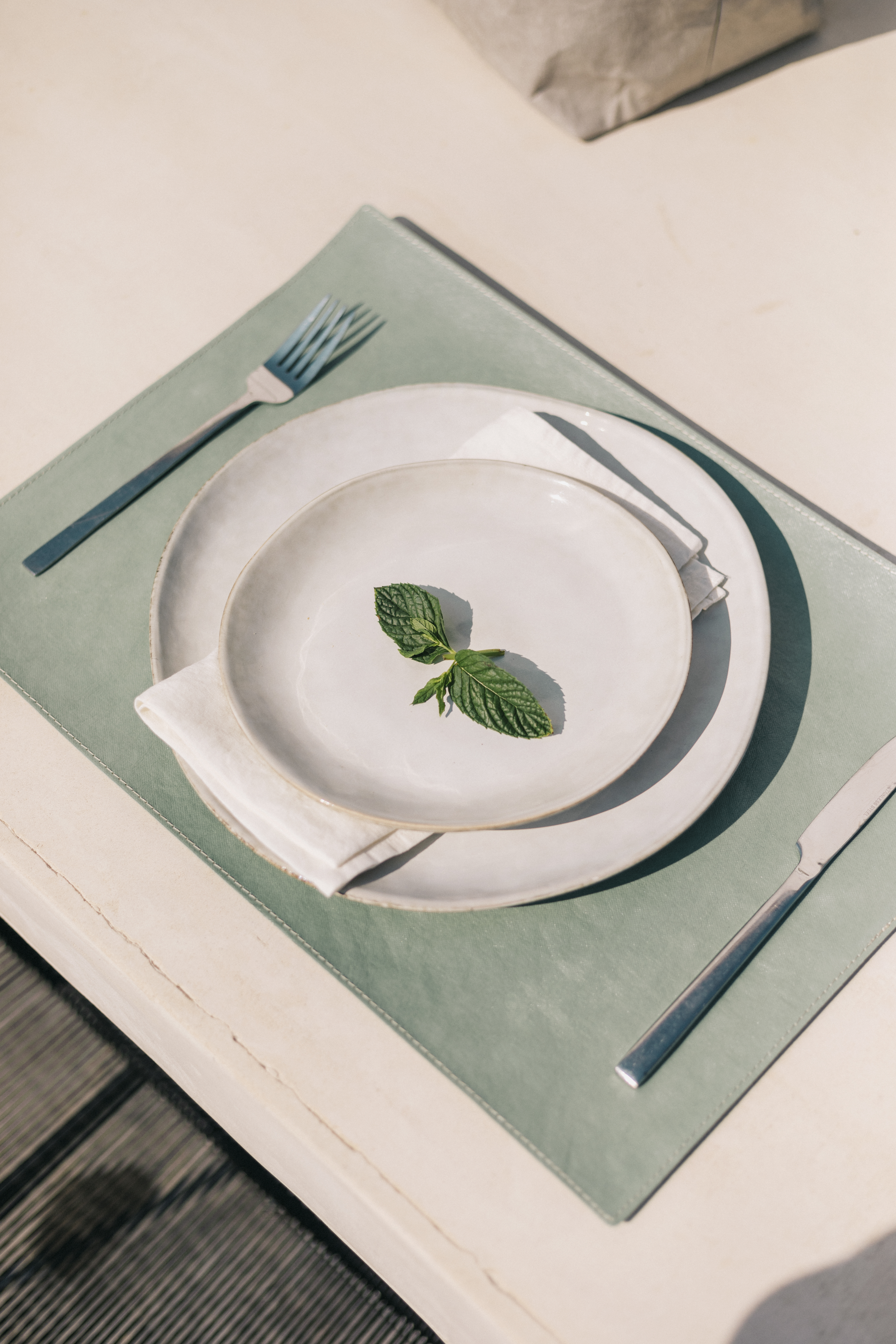 Choose the perfect placemat between a wide range of finishes, styles