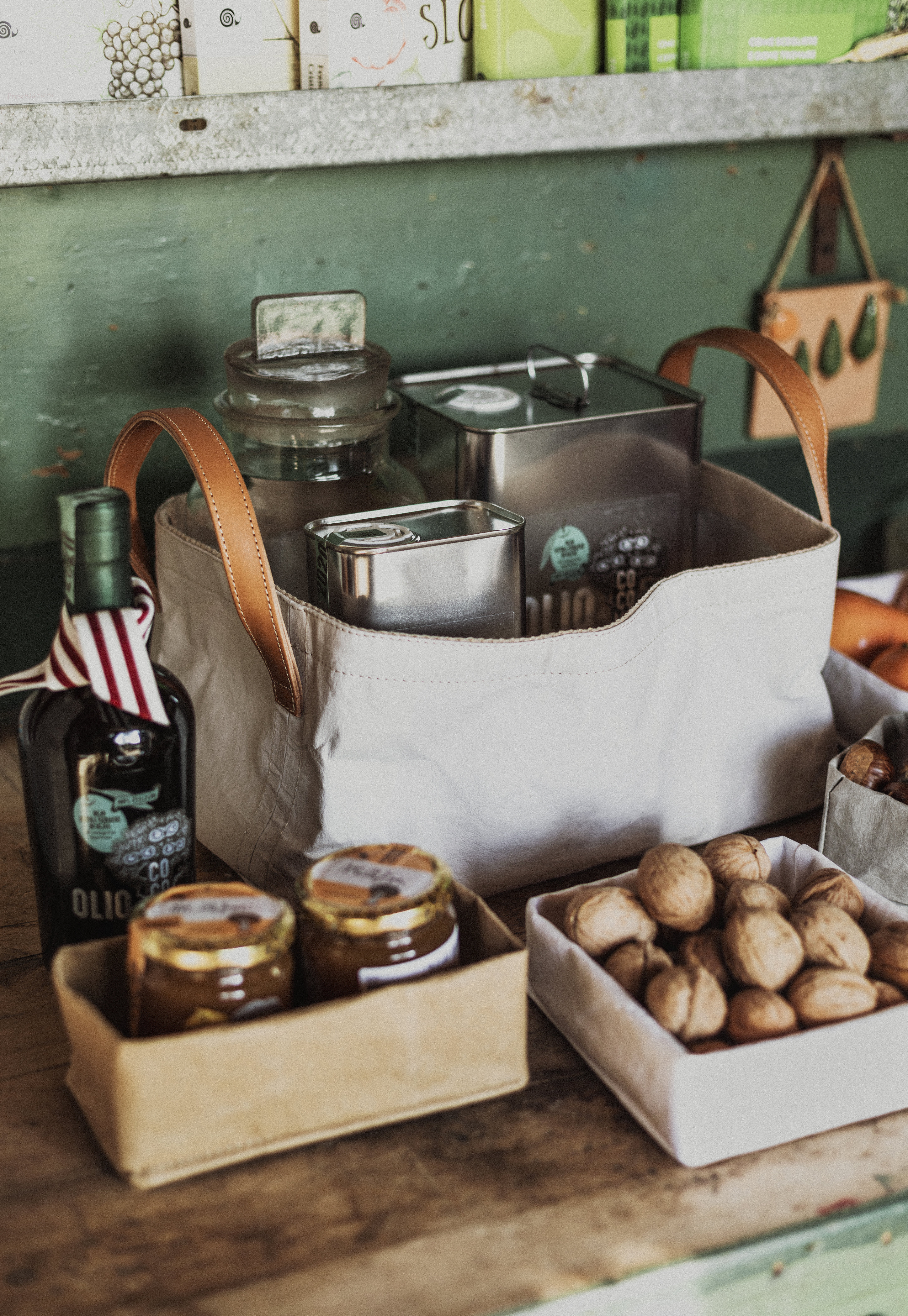 IS THERE A GOOD ALTERNATIVE TO THE CLASSIC PAPER BAG?  YES THERE IS: THE TRAY!