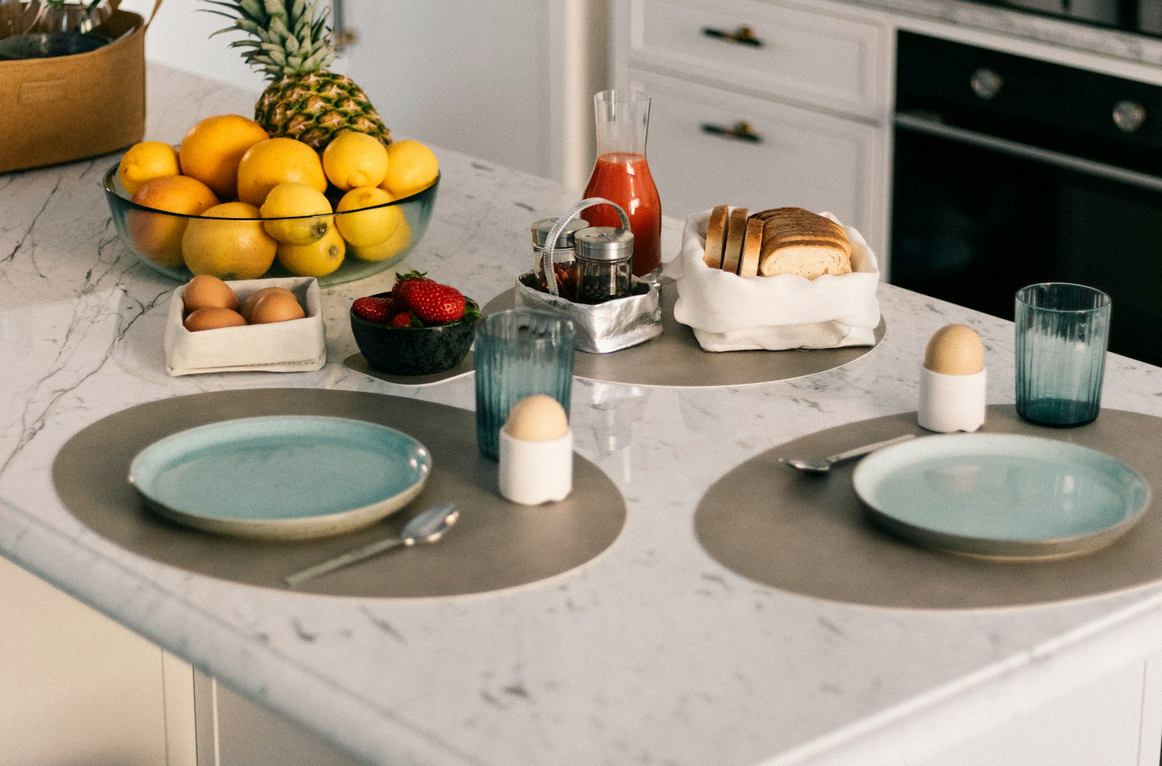 https://www.datocms-assets.com/3179/1685461601-uashmama_fotos-mood-home_brot-von-engeln_fiocco_white-1-edited.png