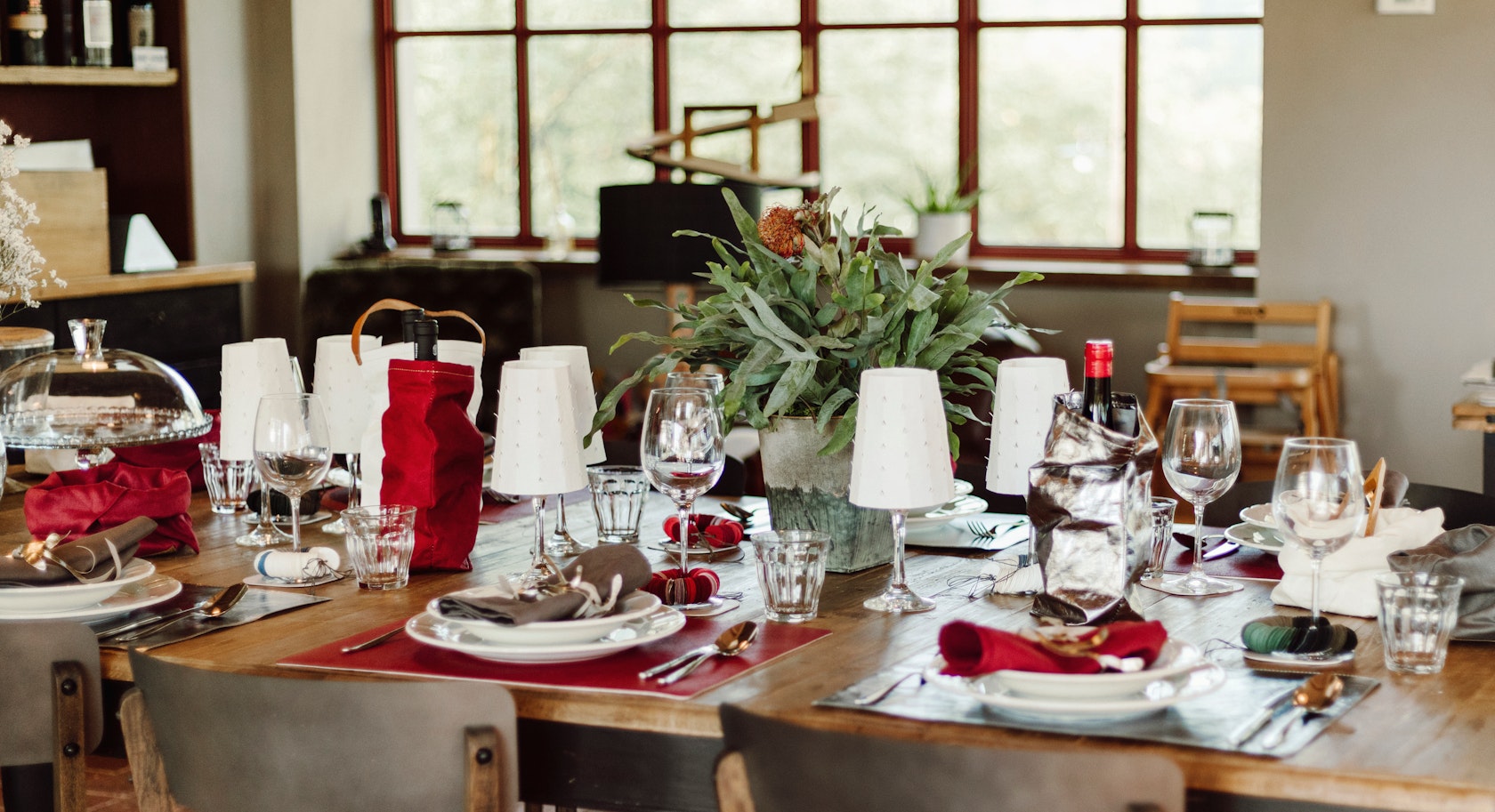 https://www.datocms-assets.com/3179/1698921992-uashmama_fotos-mood-home_brot-von-engeln_chianti_palio-1-edited.png