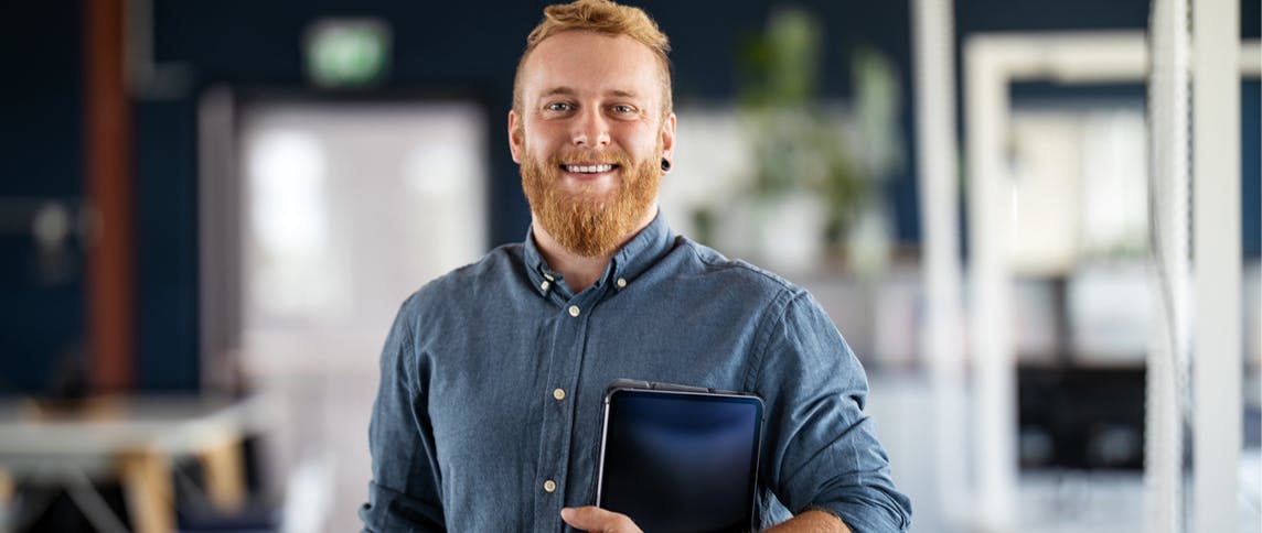 Happy medewerker met nieuwe tablet