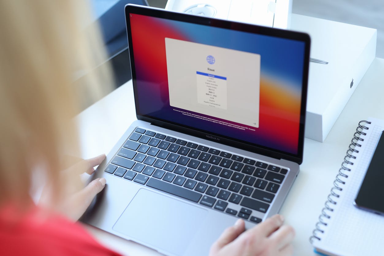 MacBook op de werkvloer - Veilig en gemak in beheer