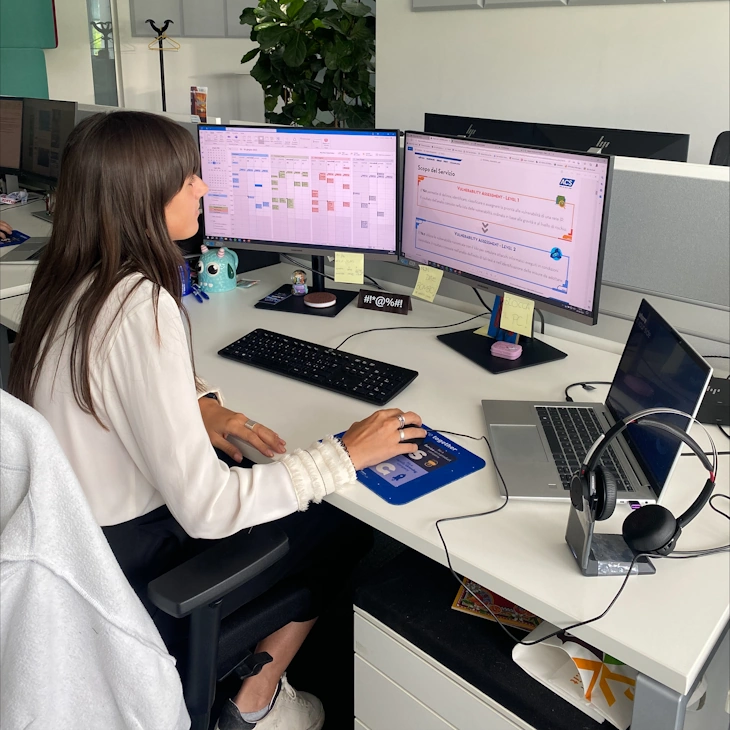 Veronica, graduate di ACS Data Systems, mentre lavora al computer.