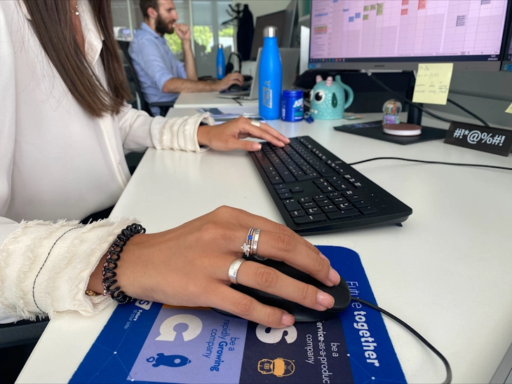 La scrivania di Veronica, graduate di ACS Data Systems.