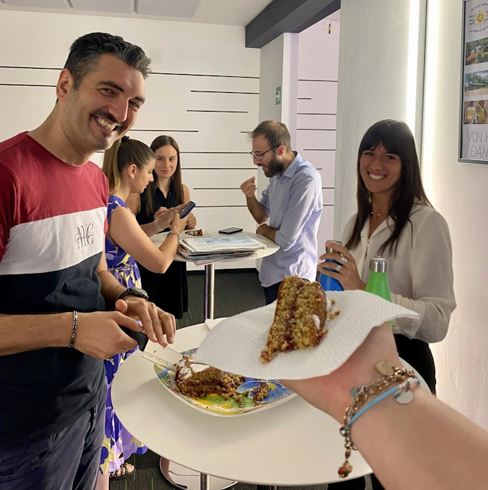 Pausa torta con Veronica e i suoi colleghi in ACS Data Systems.