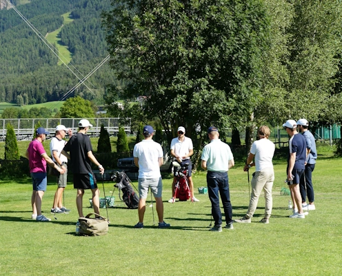 I partecipanti al corso di prova assistono alla spiegazione del maestro al Golfclub Pustertal, 13 luglio 2022.