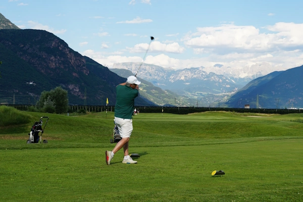 Un golfista ha appena effettuato il suo colpo al Golfclub Eppan, 6 luglio 2022.