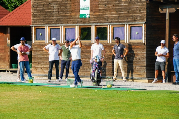 I partecipanti al corso di prova guardano il maestro mentre prova qualche colpo al Golfclub Ca' Amata, 29 giugno 2022.