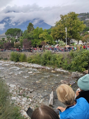 Pubblico sulle sponde del Passirio assiste alla partenza della Gara delle Papere.