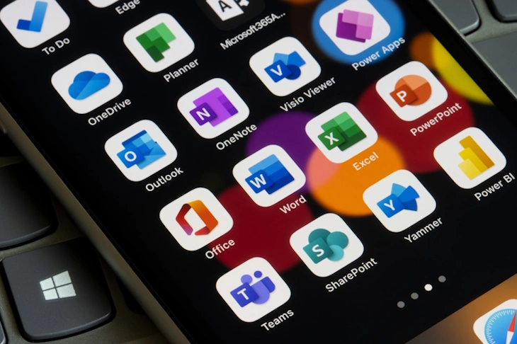 Immagine di uno smartphone con le varie app Microsoft 365: Outlook, OneNote, Office, Word, Excel, PowerPoint, Teams, SharePoint.