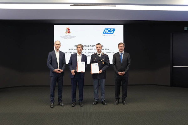 Rappresentanti di ACS Data Systems e della Polizia di Stata dopo la firma del protocollo d'intesa.