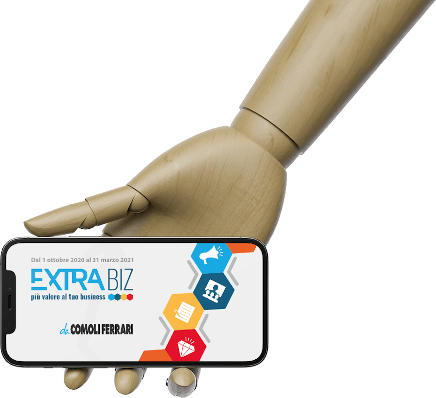 Un mockup di una mano che tiene uno smartphone che visualizza la pagina EXTRA BIZ di Comoli Ferrari.