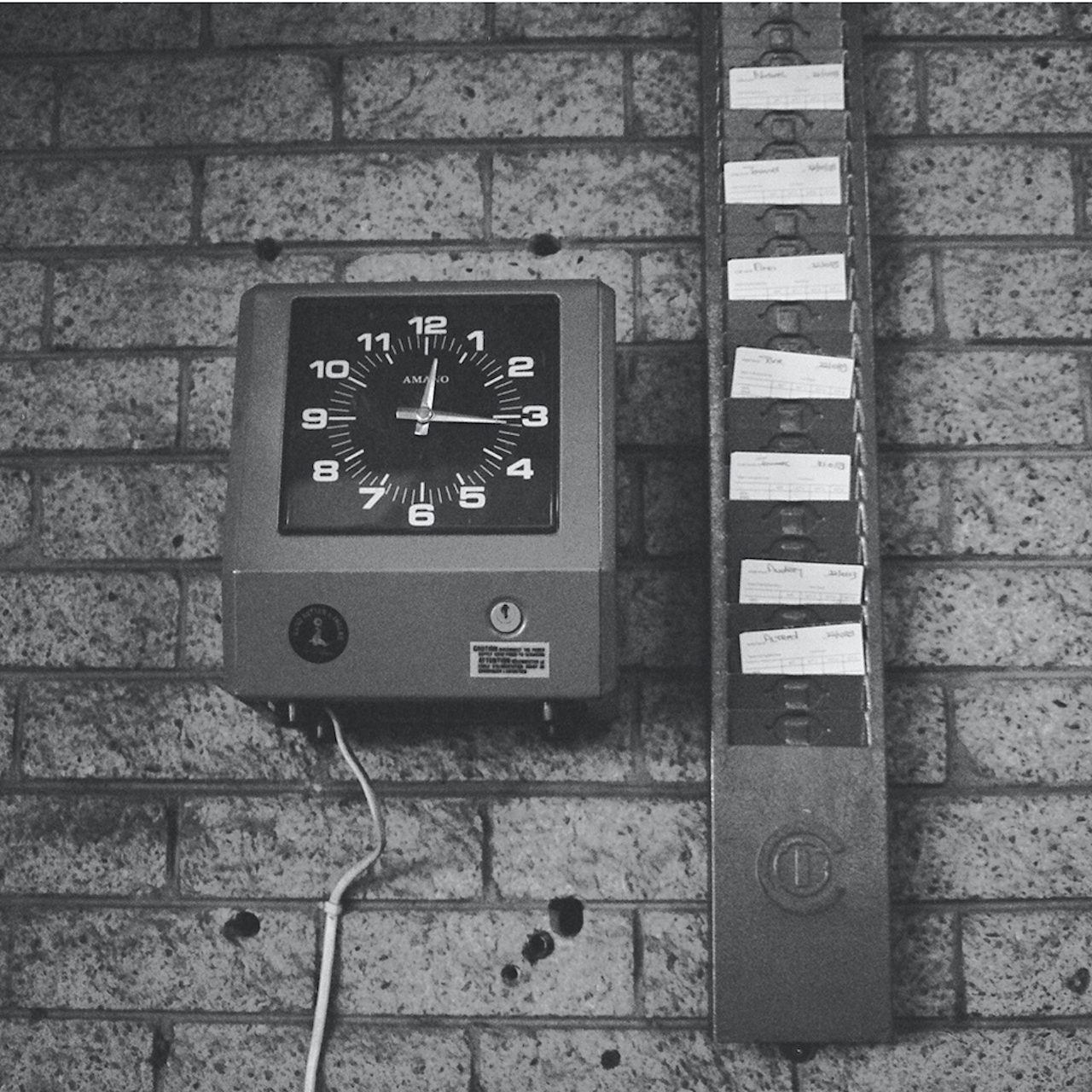 foto in bianco e nero dello strumento per timbrare il cartellino