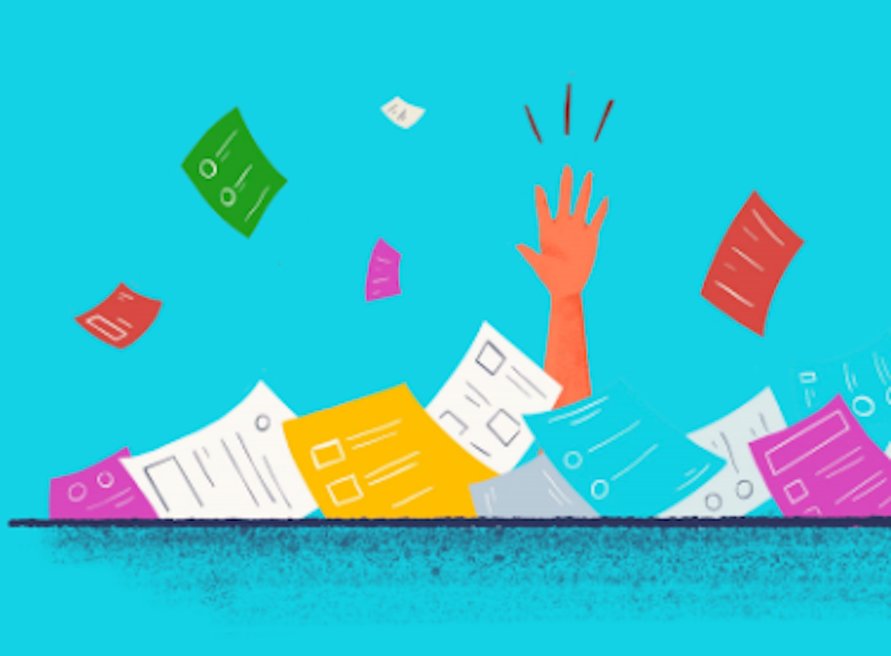 Mano sommersa da documenti cartacei