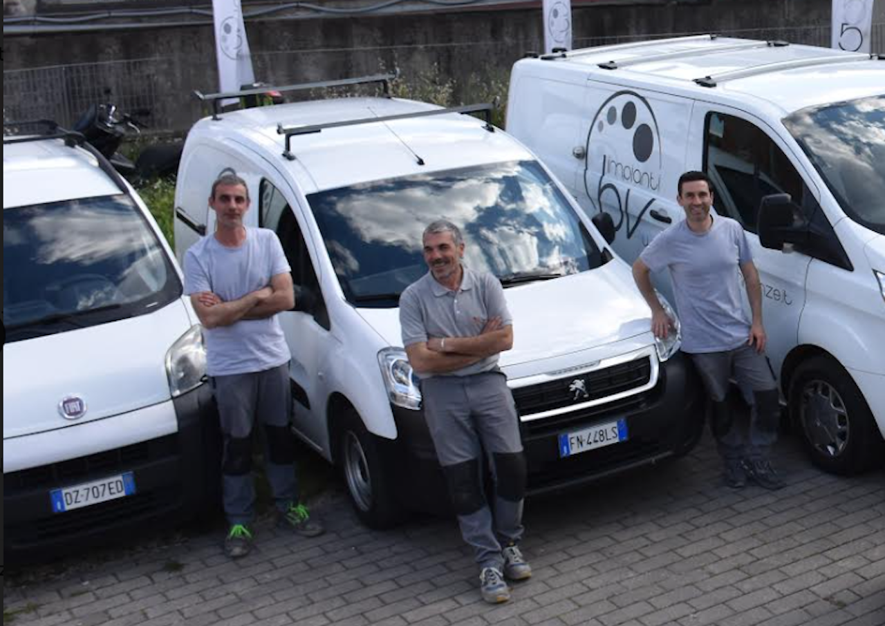 Mezzi e operatori di un'impresa di elettricisti e idraulici