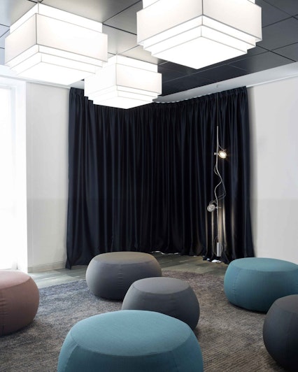 Relaxation area with pouf, curtains and carpets