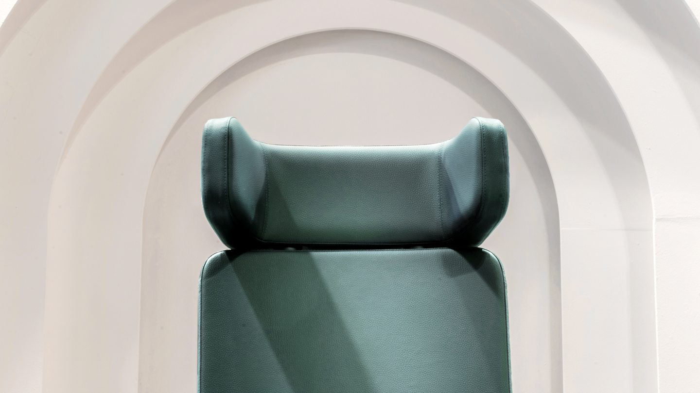 Front view of Silente Chair in green, focused on headrest and backrest