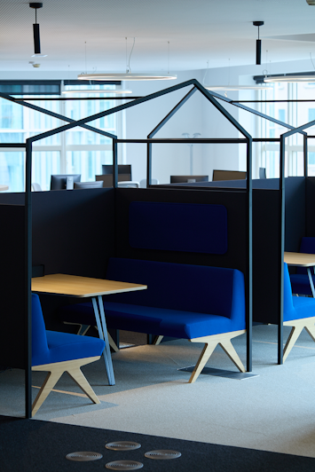 Detached spaces for meetings with a table and blue sofas