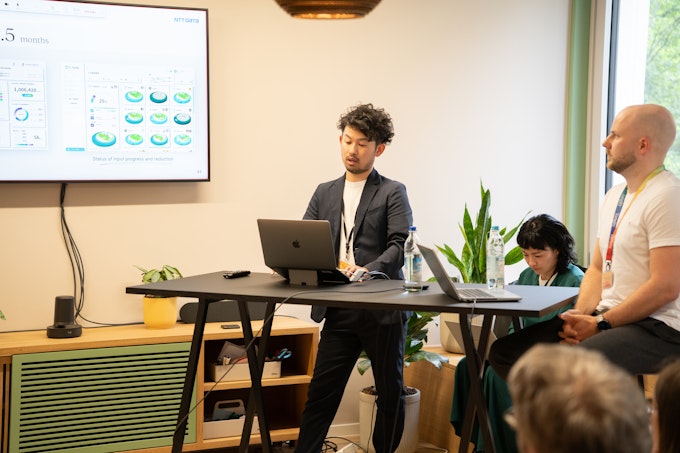 Nobutada Takashi presenting to the audience.