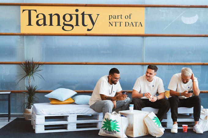 Three visitors in the lounge area of the Tangity Offline Club at Club de Creatividad 2025.