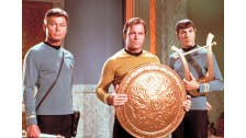 (v.l.n.r.) Dr. McCoy (DeForest Kelley); Capt. James T. Kirk (William Shatner);
Spock (Leonard Nimoy)
(c) Paramount Pictures