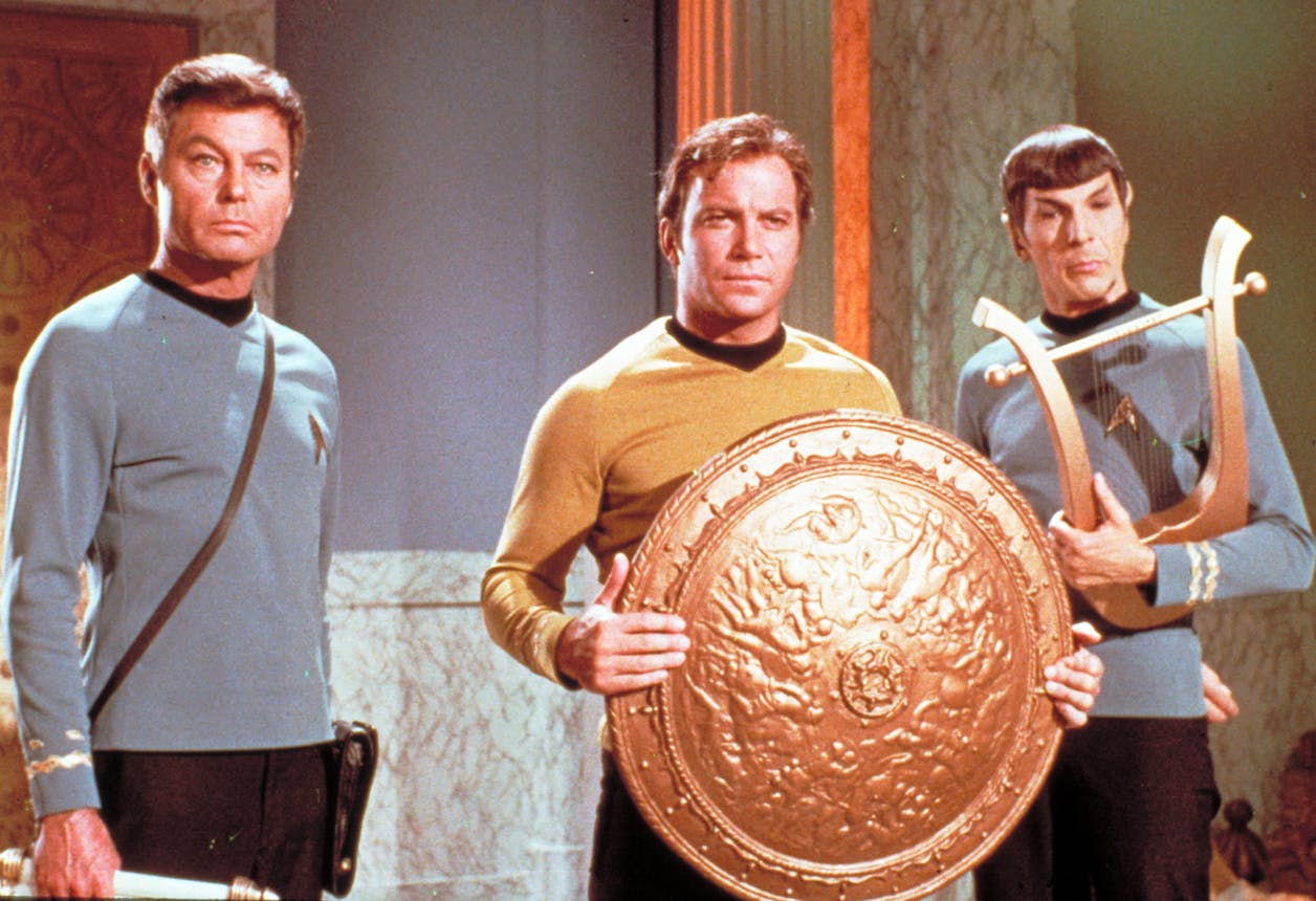 (v.l.n.r.) Dr. McCoy (DeForest Kelley); Capt. James T. Kirk (William Shatner);
Spock (Leonard Nimoy)
(c) Paramount Pictures
