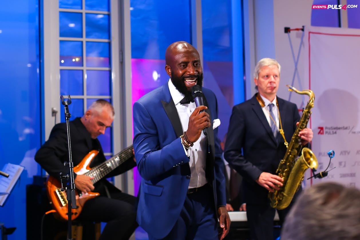 olaegbowonsoulblacktieunterhieltenmusikalischcmonifellnerhires