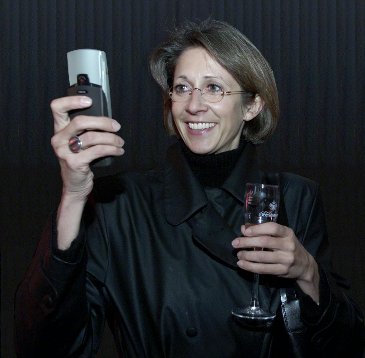 Stefanie Bleil, stellvertretende Geschäftsführerin SevenOne Media Austria, beim
SMS-Senden.