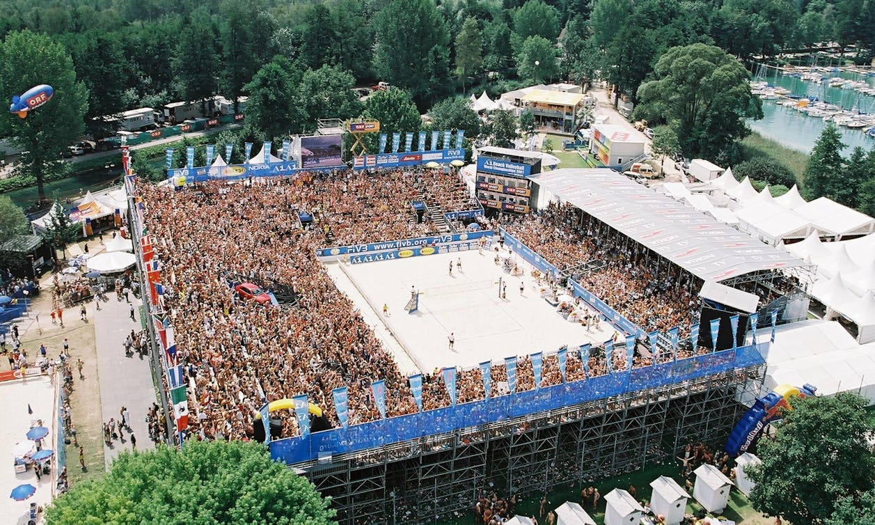 Der Center Court in Klagenfurt beim Beach Volley Ball Grand Slam 2001.