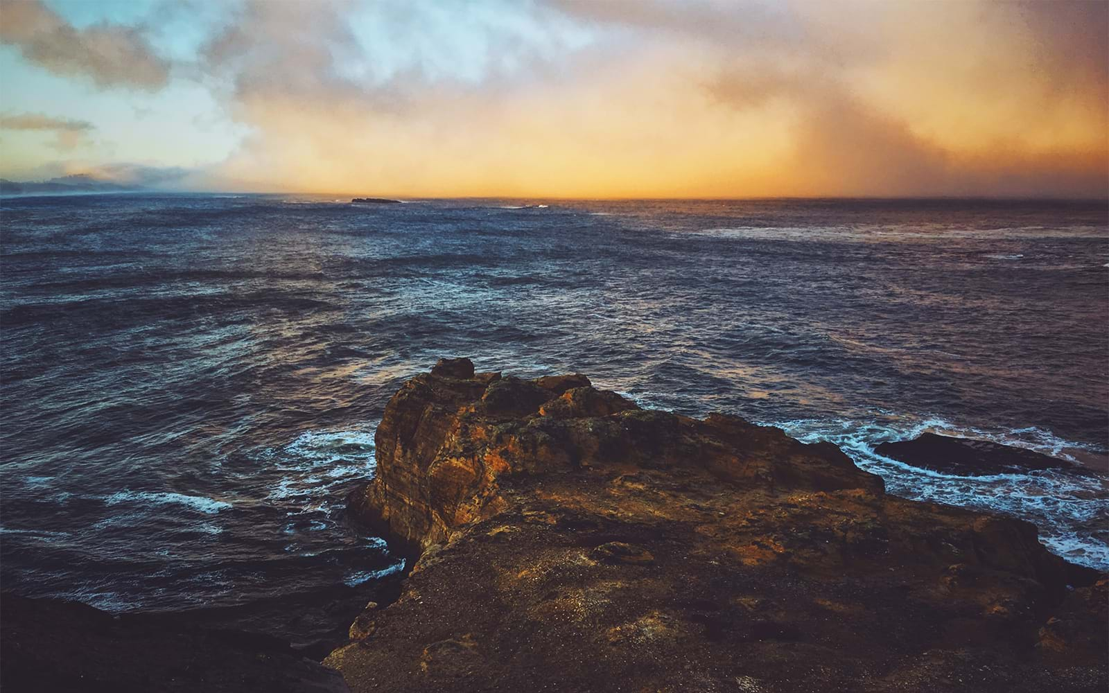 Ocean waves splashing against rocks