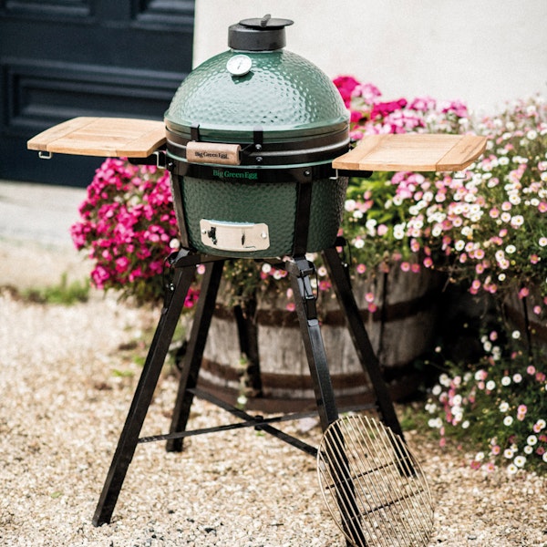 Big Green Egg MiniMax in a Foldable Stand with Acacia Shelves
