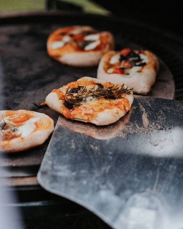 Big Green Egg bake pizza