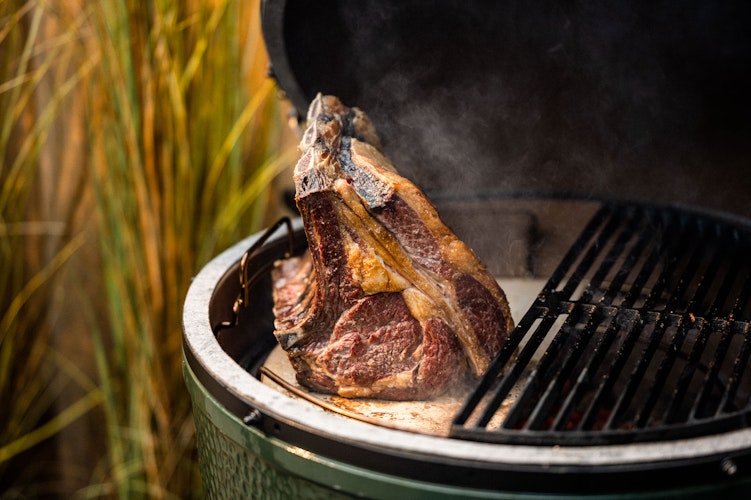 Roasting a forerib of beef indirectly using the EGGspander System