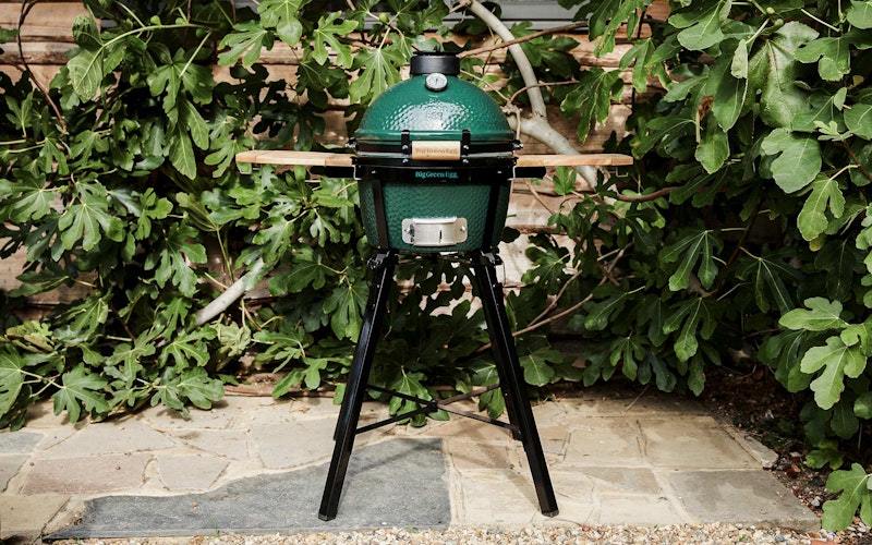 MiniMax Big Green Egg in a Foldable Stand with Acacia Shelves