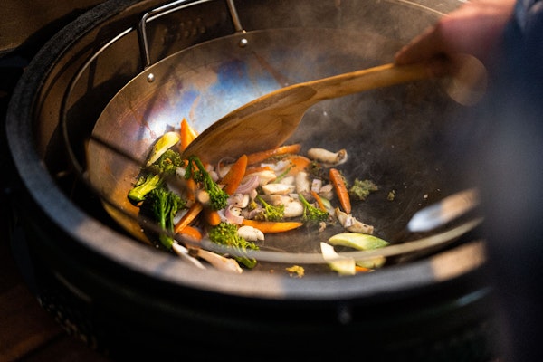 This flat-bottomed wok is designed to sit perfectly in your EGGspander basket of your Big Green Egg.. 