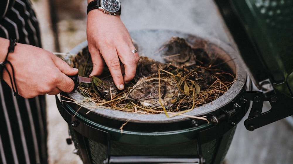 Smoking oysters