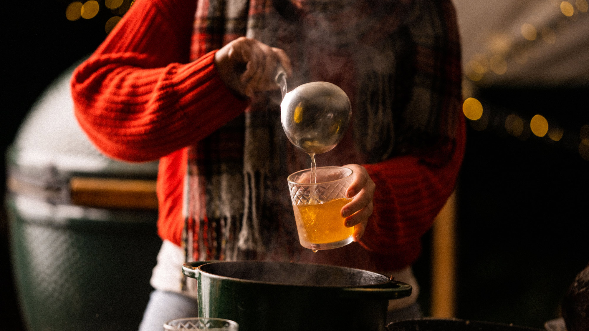 pour mulled cider