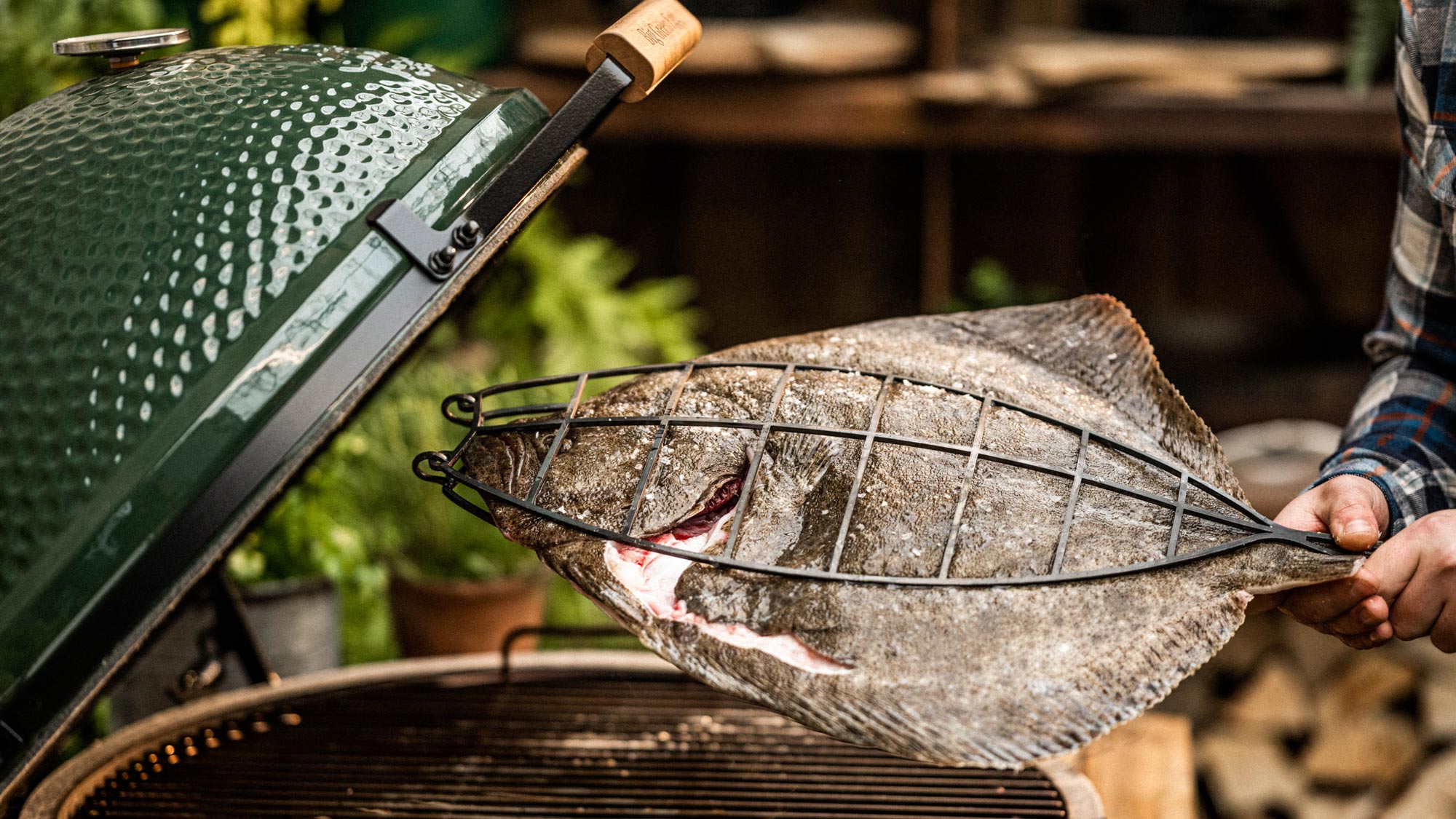 grill the fish in a fish cage