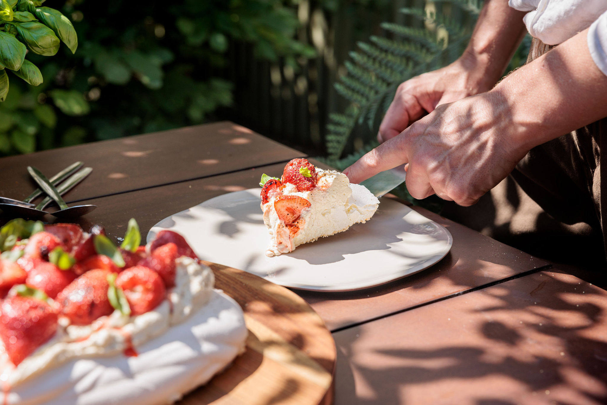 SMOKY PAVLOVA WITH STRAWBERRY, BLACK PEPPER & BASIL | Baking recipes | Big Green Egg